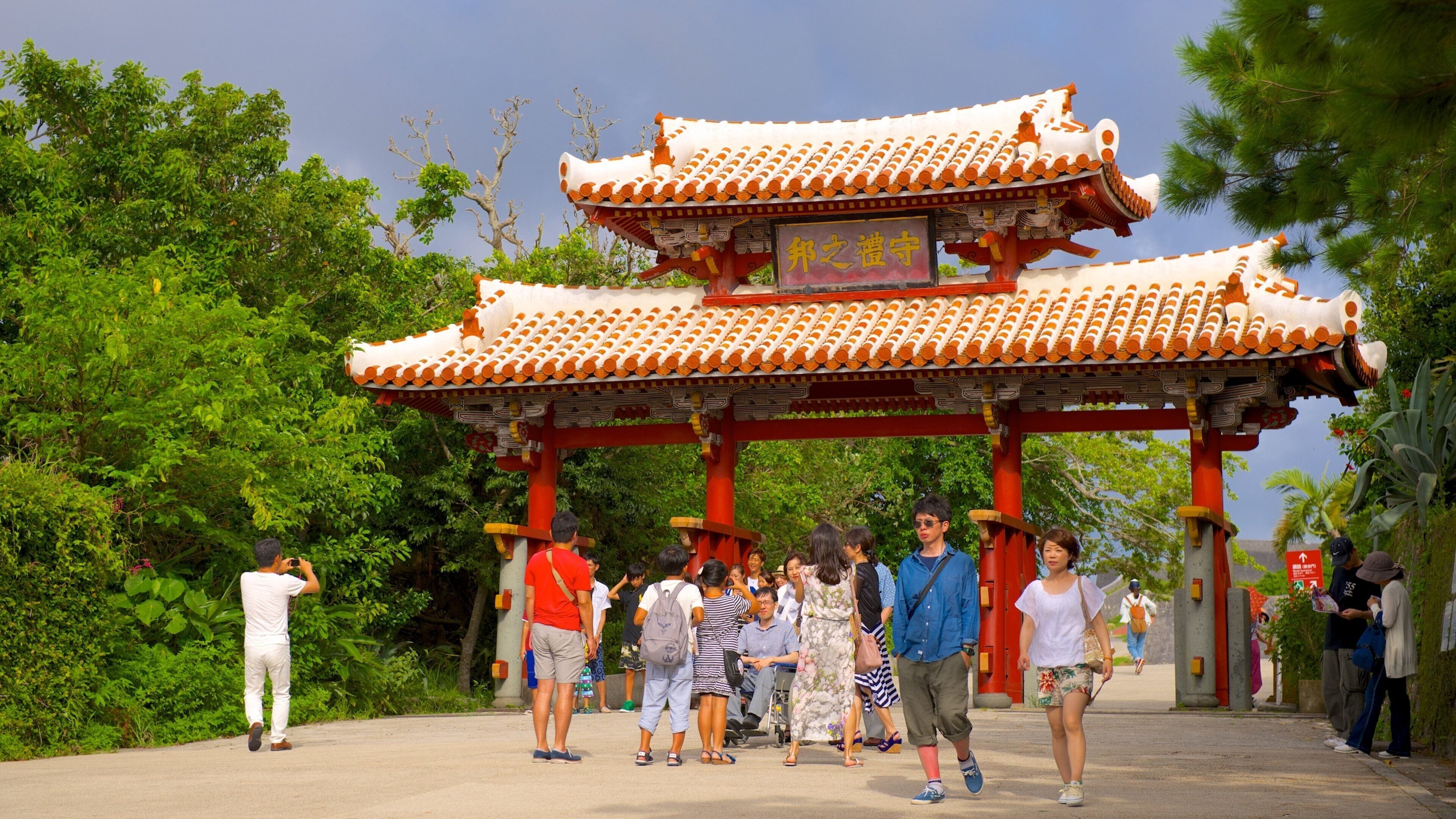Castello di Shurijo che include architettura d\'epoca cosi come un grande gruppo di persone