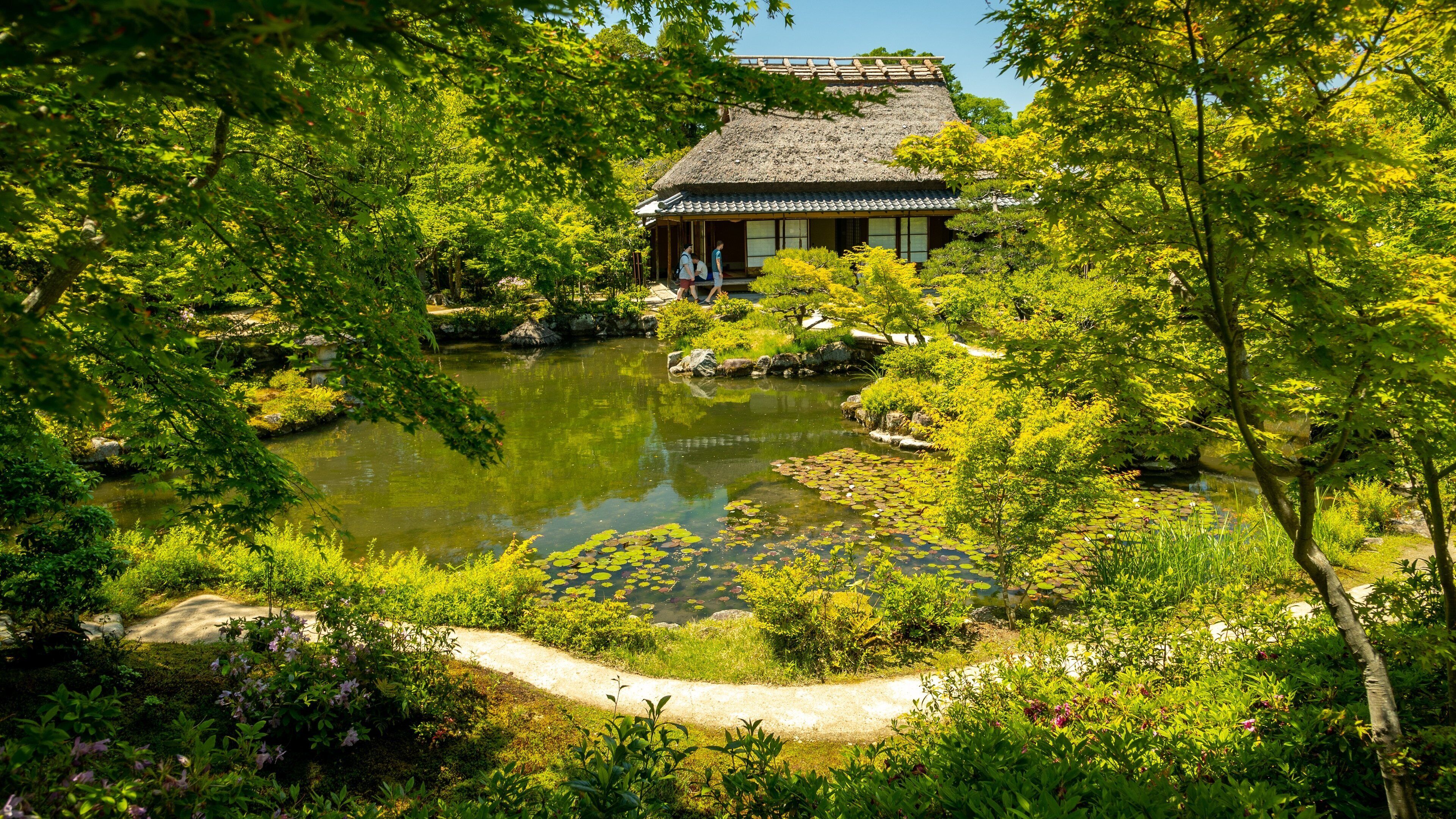 Isui-en Garden featuring a pond