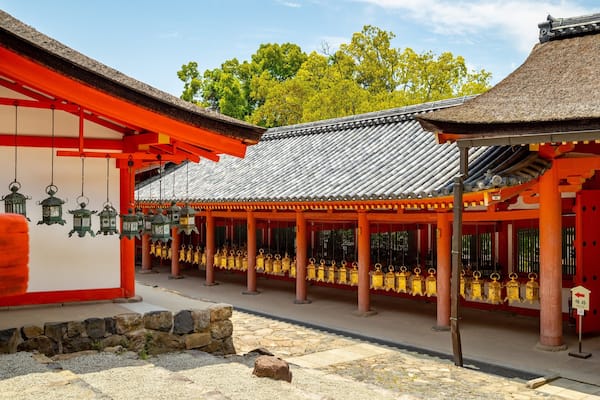 Ein traditioneller japanischer Tempel mit roten Torii-Toren und Laternen.