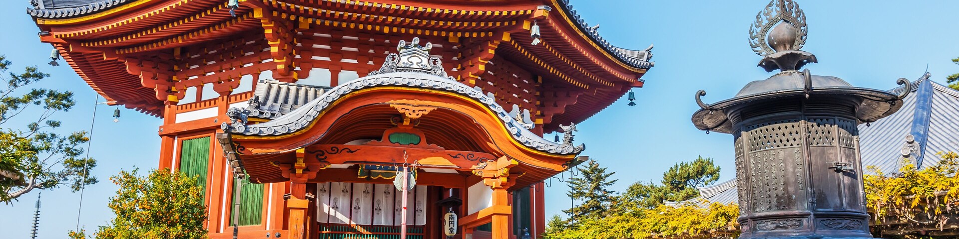 Un templo japonés tradicional con techo curvo y decoraciones elaboradas.