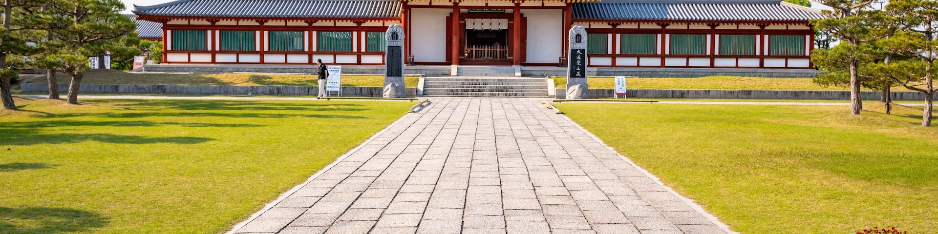 Yakushi-ji Temple showing heritage elements, a garden and a temple or place of worship