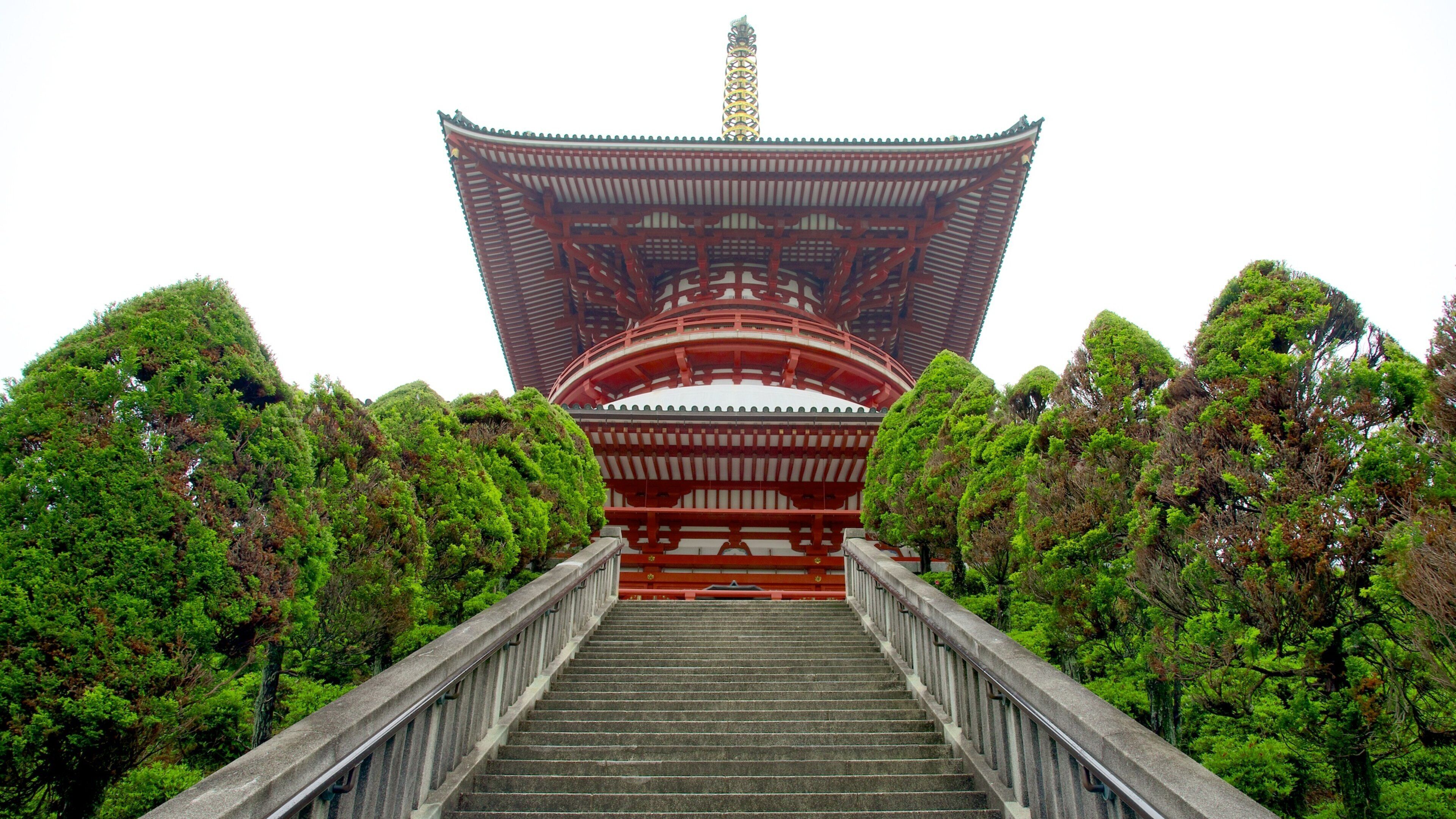 Naritasan Park which includes a garden, heritage architecture and a temple or place of worship