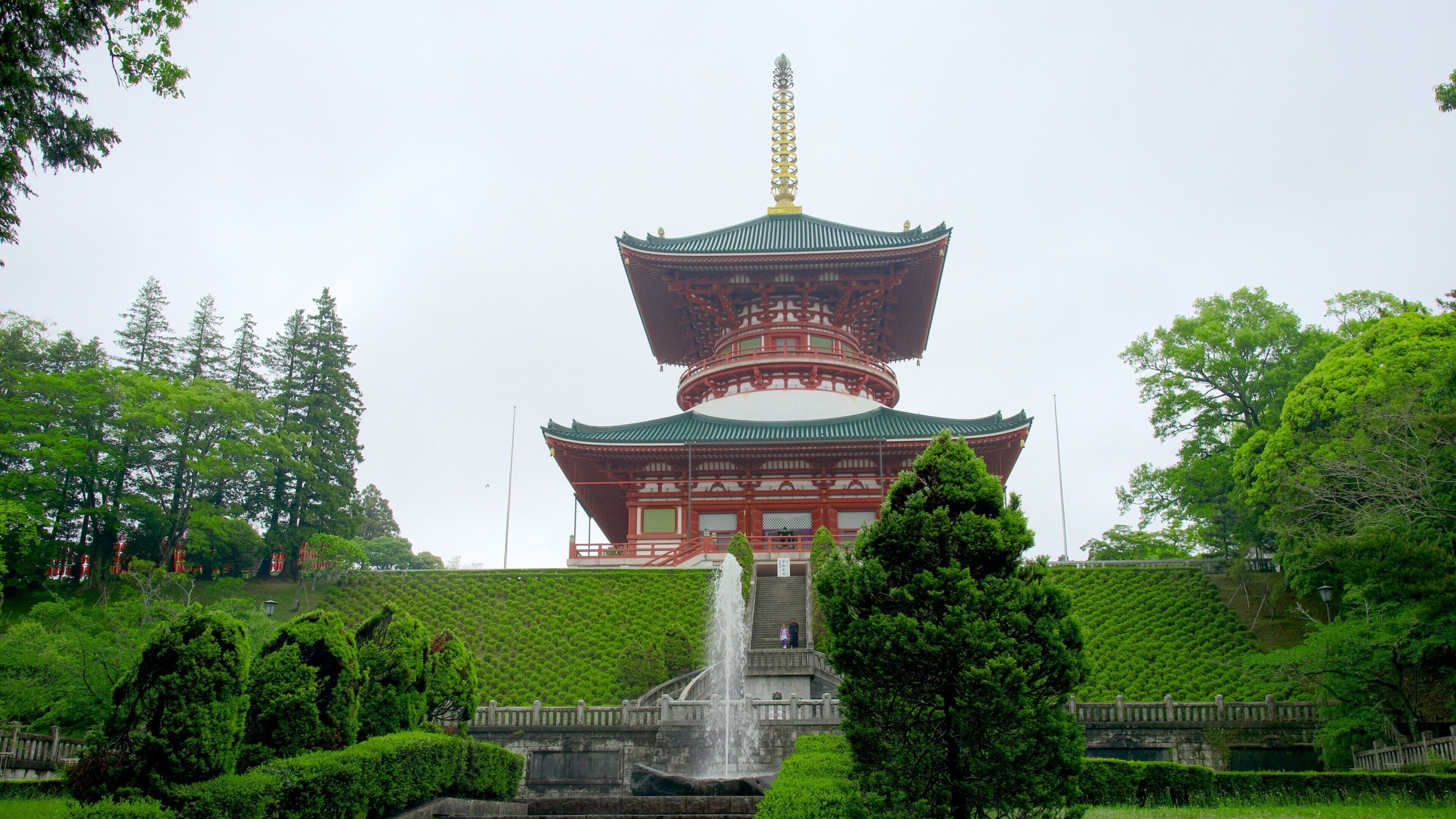 Parque Naritasan que incluye un jardín, un templo o lugar de culto y arquitectura patrimonial