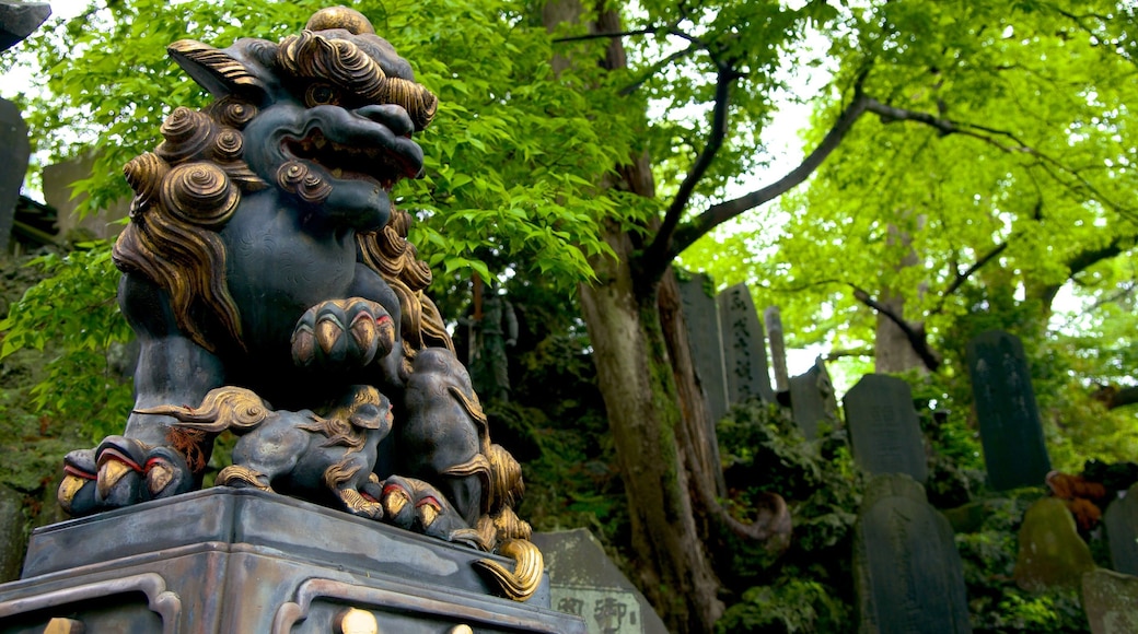Naritasan Shinshoji Temple featuring outdoor art, a statue or sculpture and art