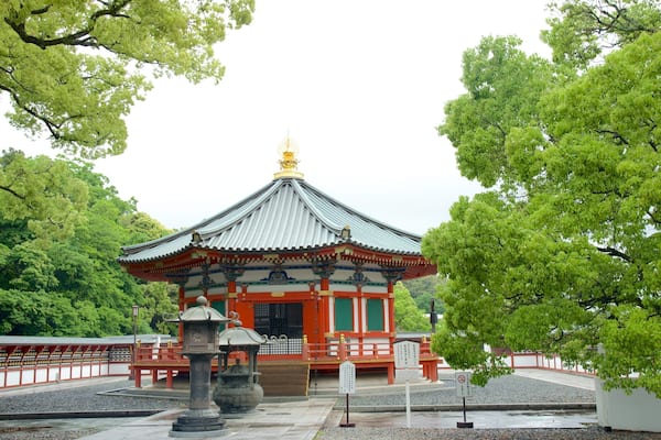 Naritasan Shinshoji Temple showing a temple or place of worship, religious elements and a square or plaza