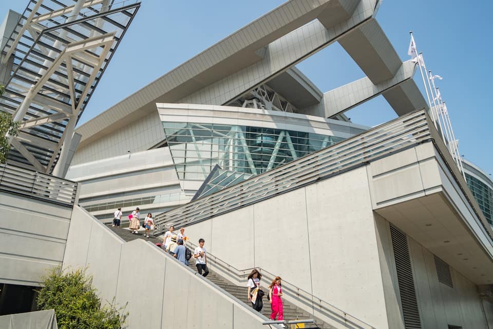 Een modern architecturaal gebouw met een uniek geometrisch ontwerp, met een opvallende trap en een glazen gevel.
