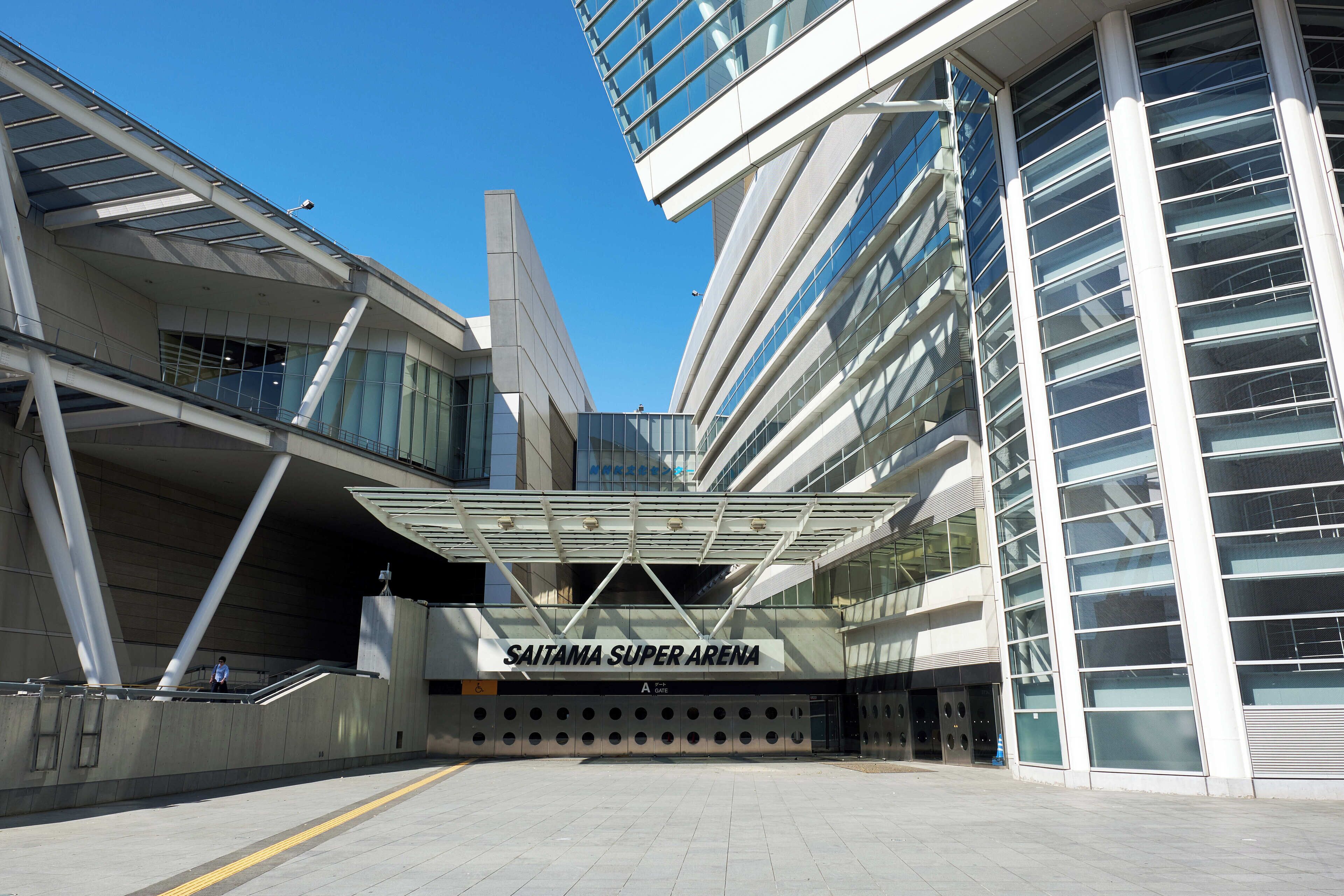 En moderne bygning med et skilt, der viser "SAITAMA SUPER ARENA".