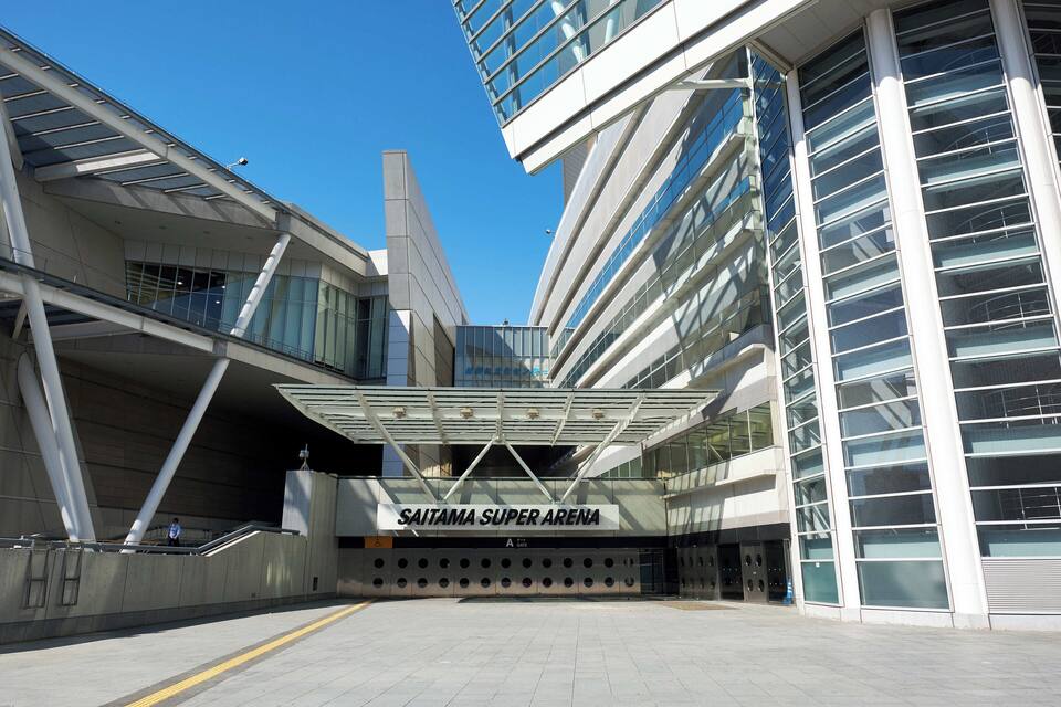 En moderne bygning med et skilt, der viser "SAITAMA SUPER ARENA".