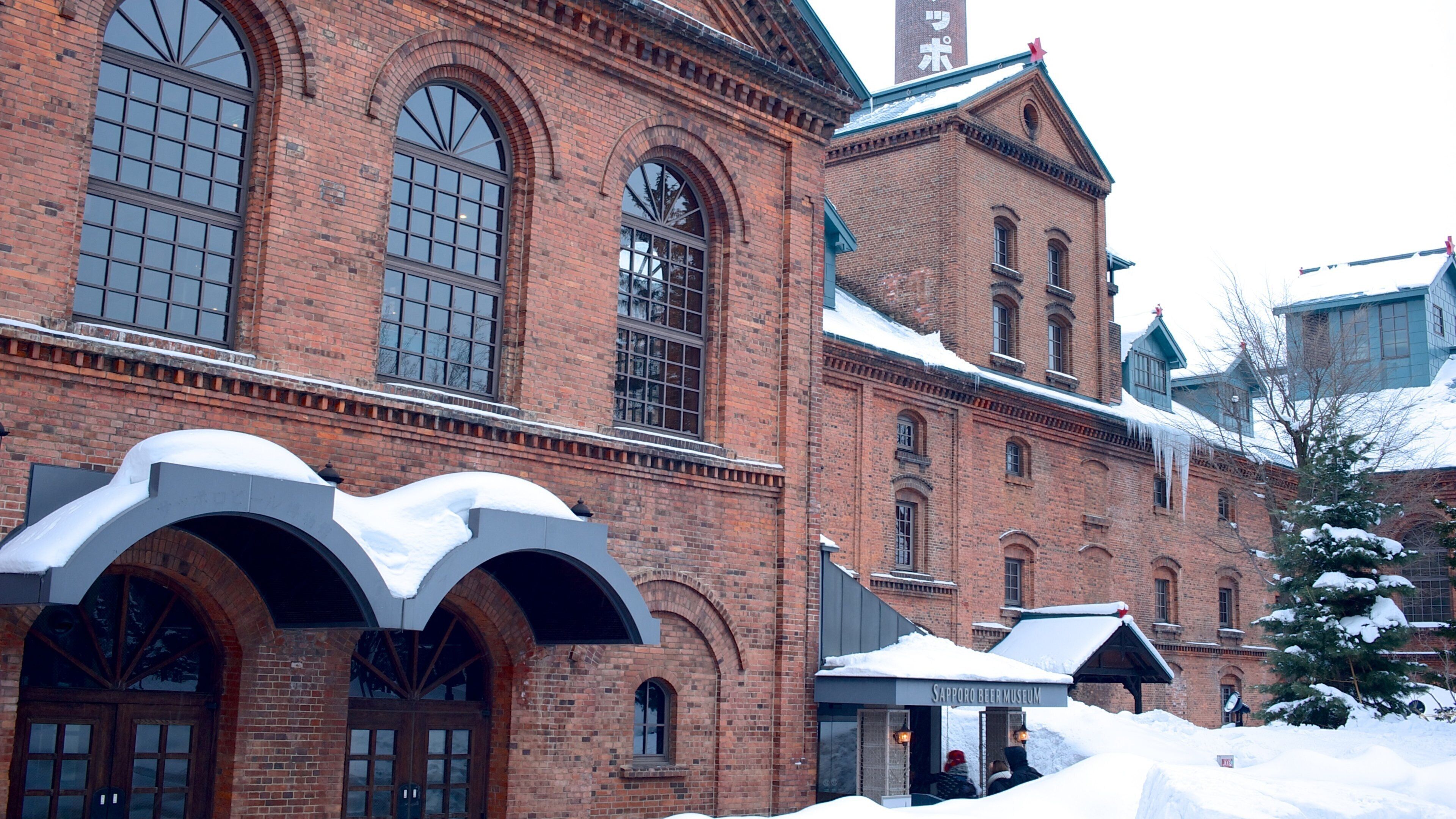 Musée de la bière de Sapporo qui includes ville, patrimoine architectural et neige