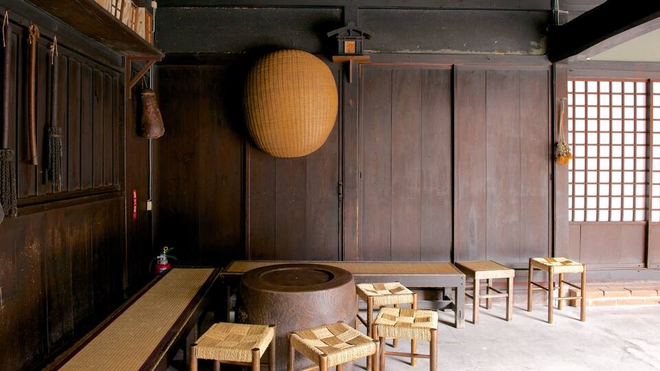Une pièce de style japonais traditionnel, avec des tatamis, de petites tables en bois et des chaises en osier.