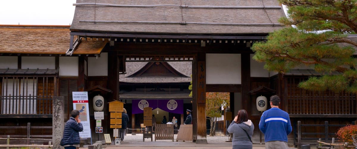 Takayama Jinya aussi bien que petit groupe de personnes