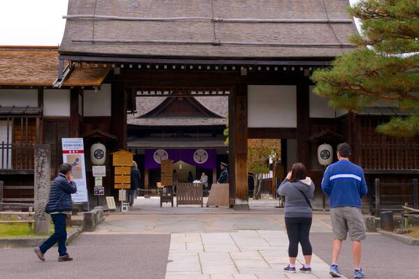 Takayama Jinya aussi bien que petit groupe de personnes