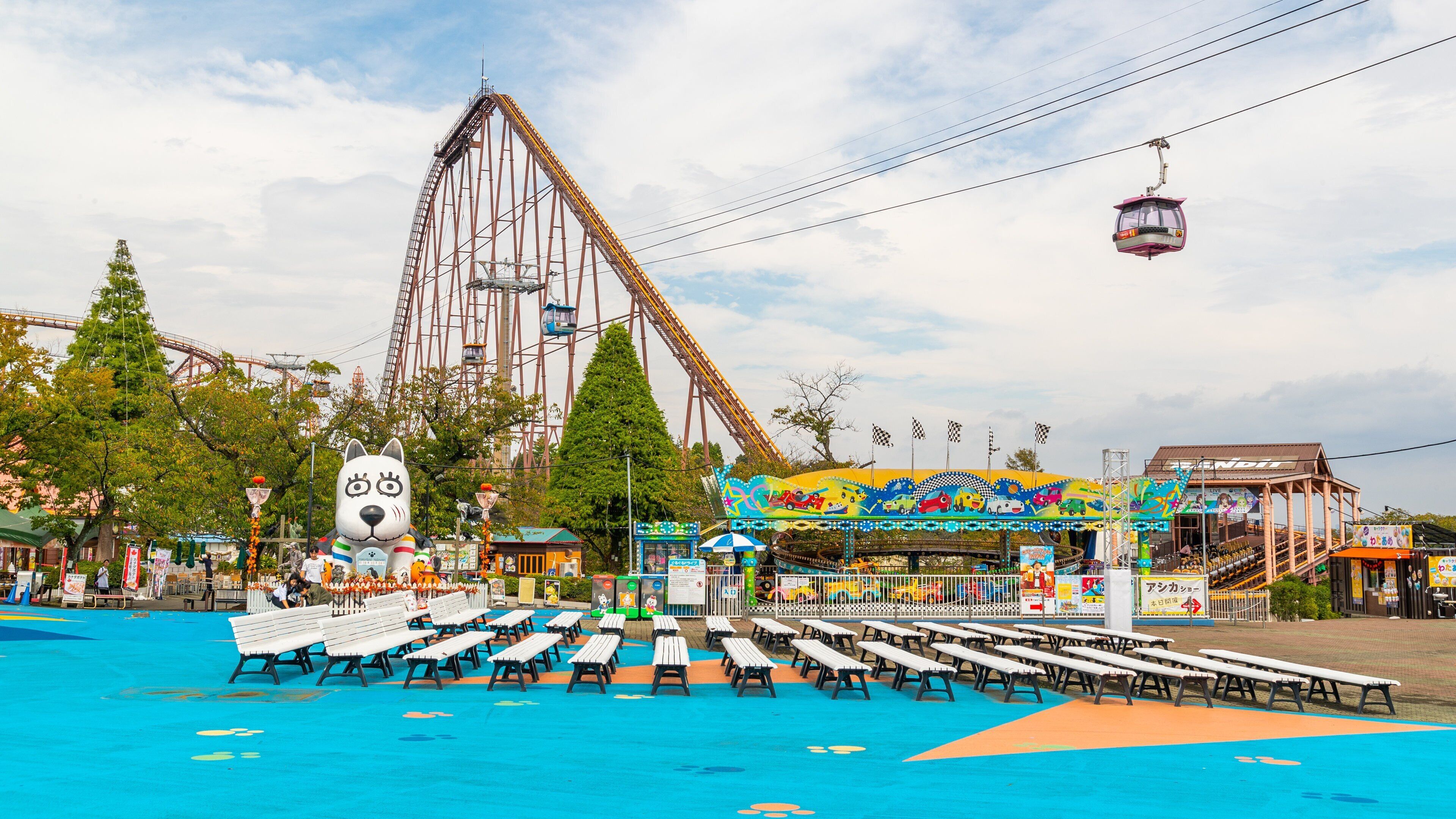 Yomiuriland showing rides and a gondola