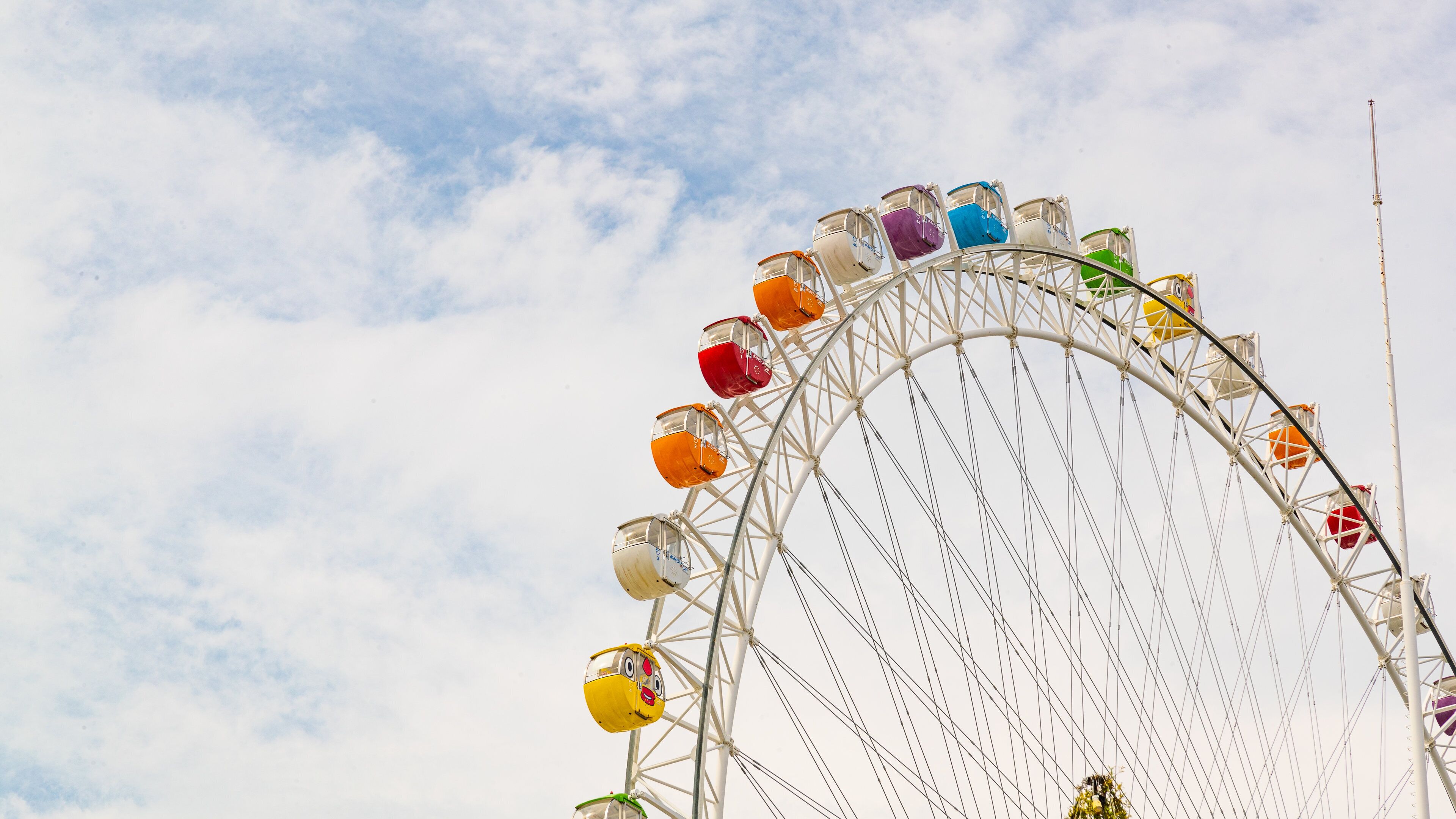 Yomiuriland which includes rides