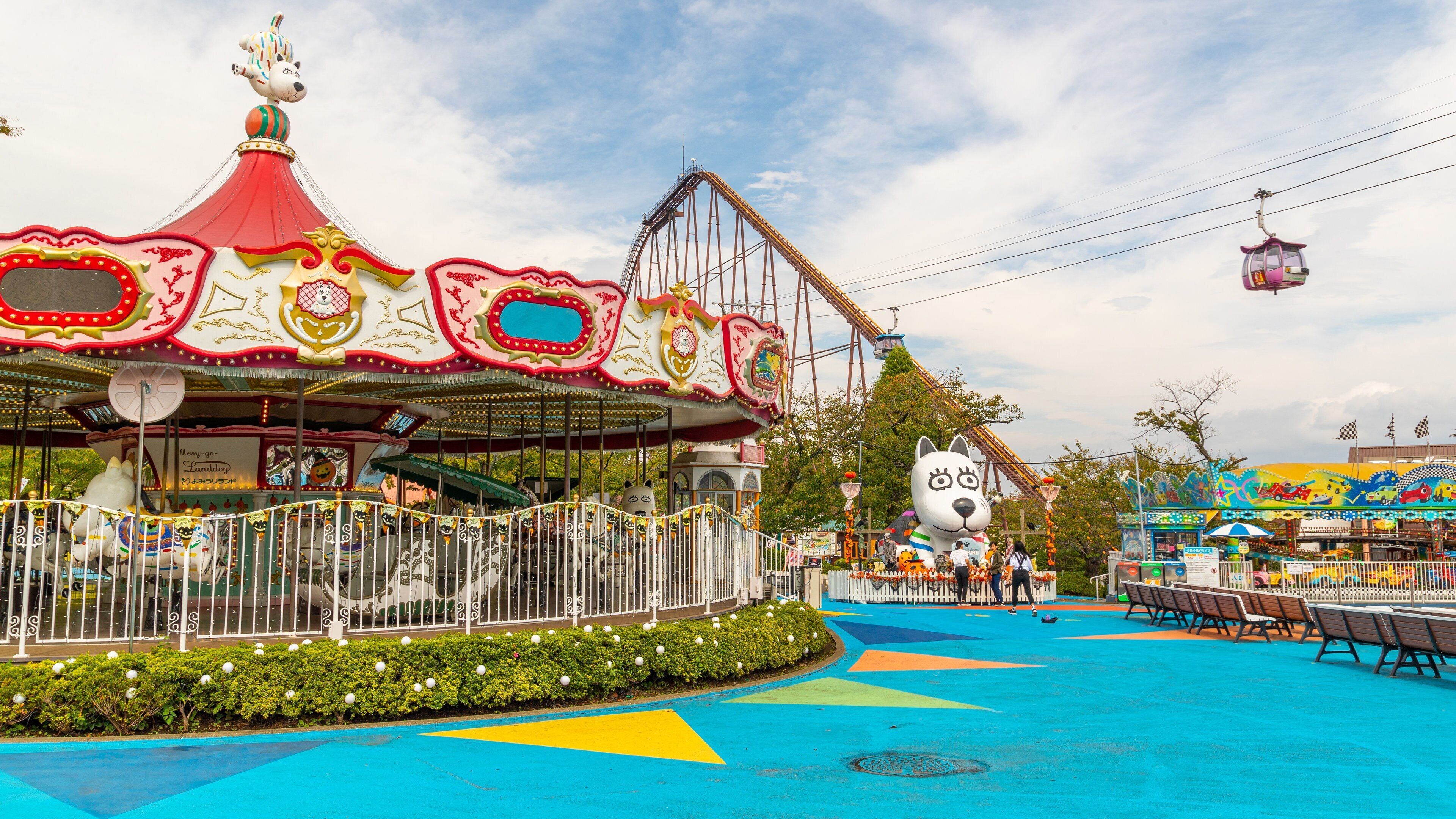 Yomiuriland featuring rides and a gondola