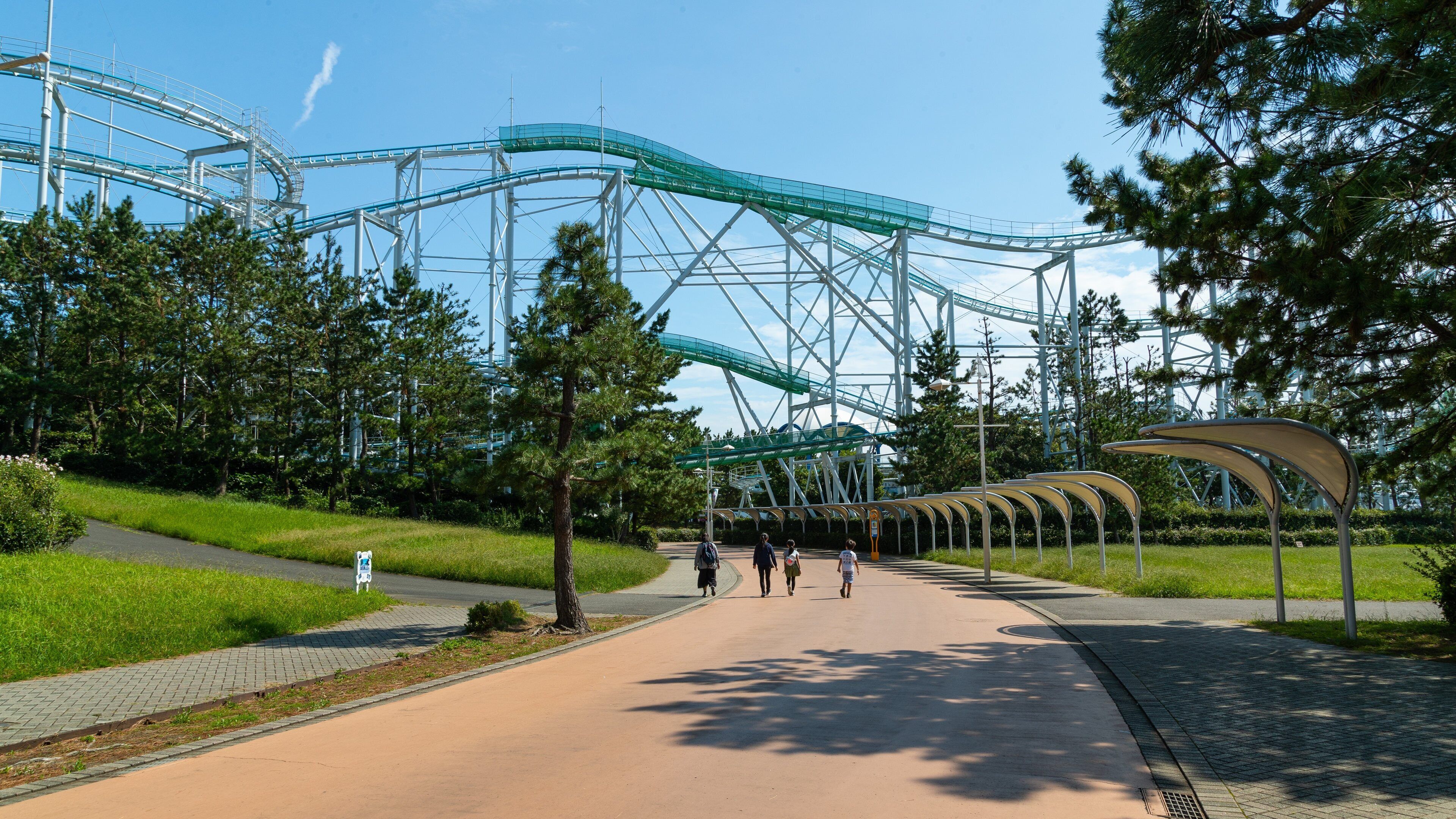 Hakkeijima Sea Paradise showing rides and a garden