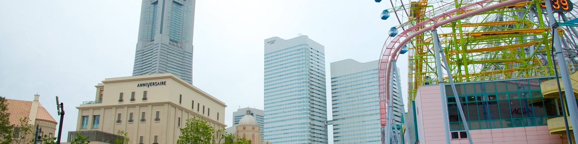 Torre Central caracterizando arquitetura moderna, uma cidade e um edifício