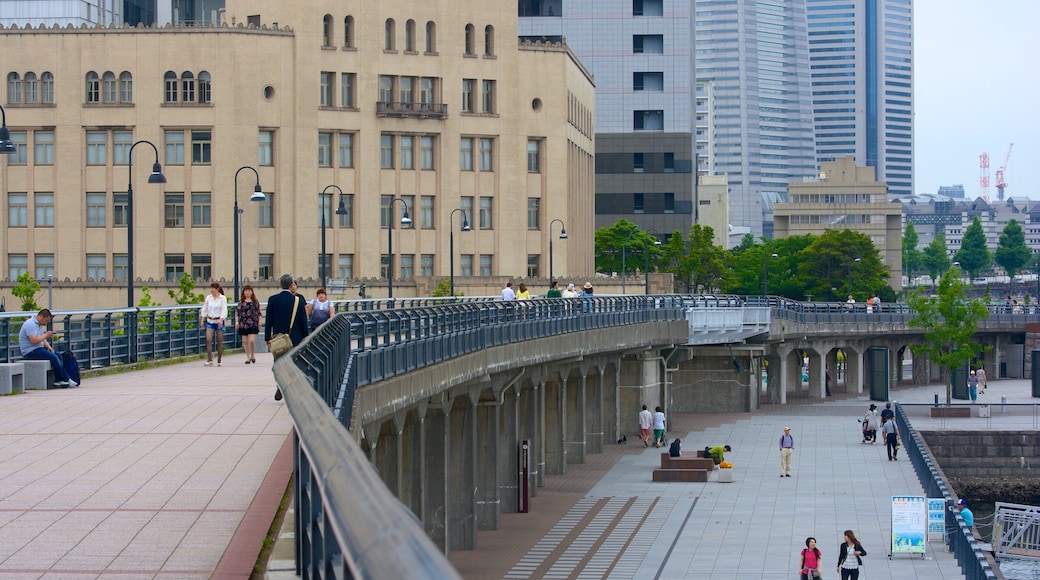 Yamashita Park showing a city, street scenes and a bridge