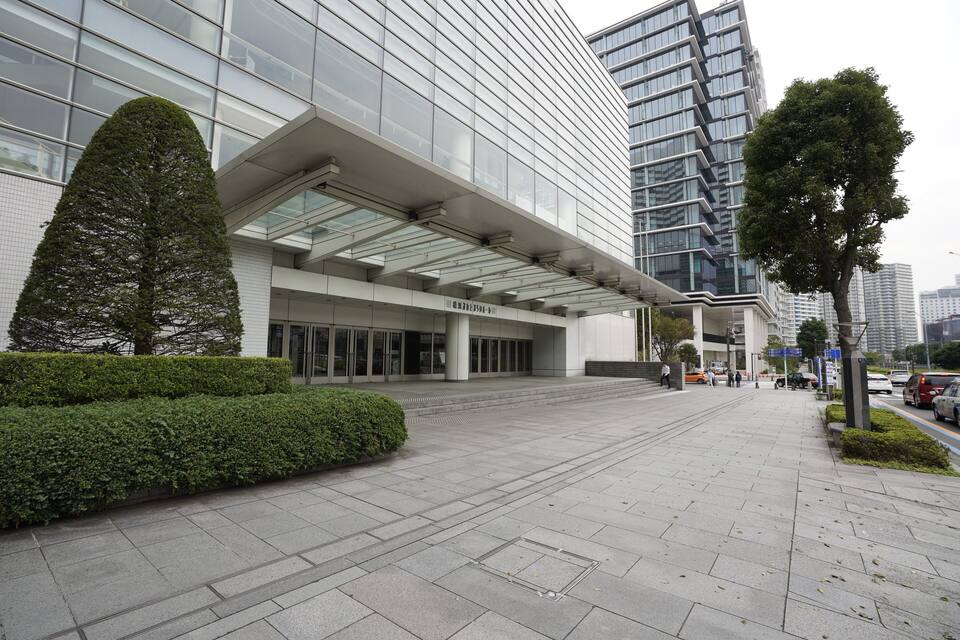 Un edificio moderno con facciata in vetro e ingresso coperto.