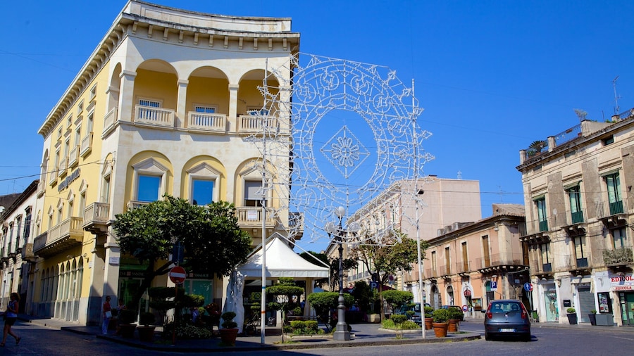 Piazza del Duomo mostrando una ciudad y arte al aire libre