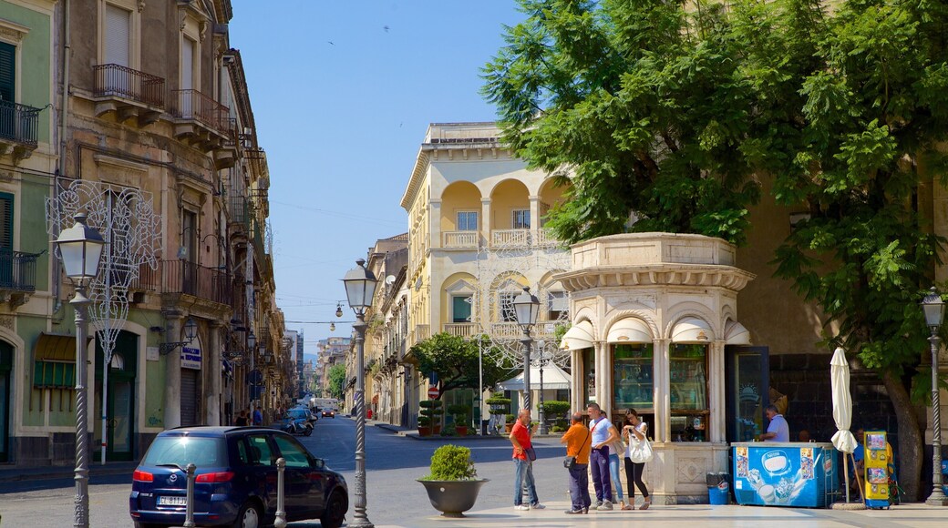 Piazza del Duomo showing a city and street scenes as well as a small group of people