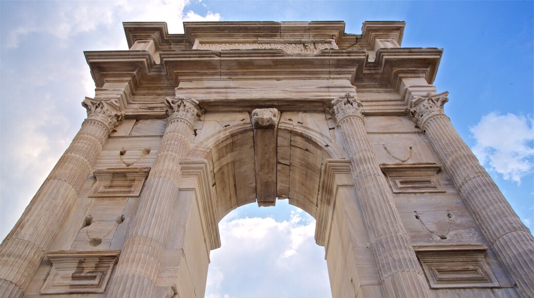 Arco di Traiano mostrando elementos patrimoniales