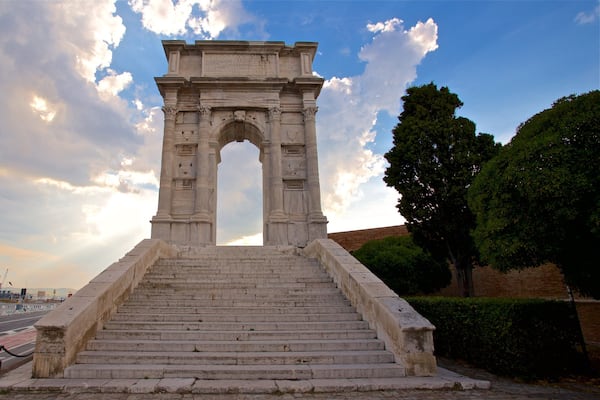 Arco di Traiano qui includes patrimoine historique et coucher de soleil