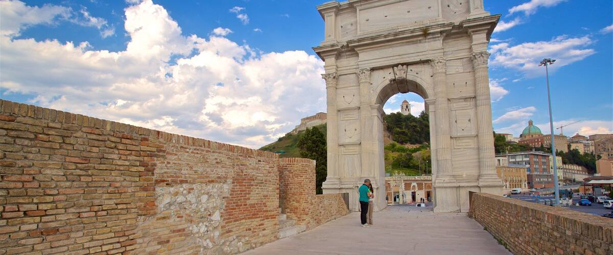 Arco di Traiano toont historisch erfgoed en ook een stel