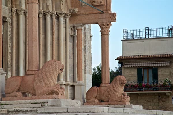Basilica Cattedrale Metropolitana di San Ciriaco welches beinhaltet Geschichtliches und Statue oder Skulptur