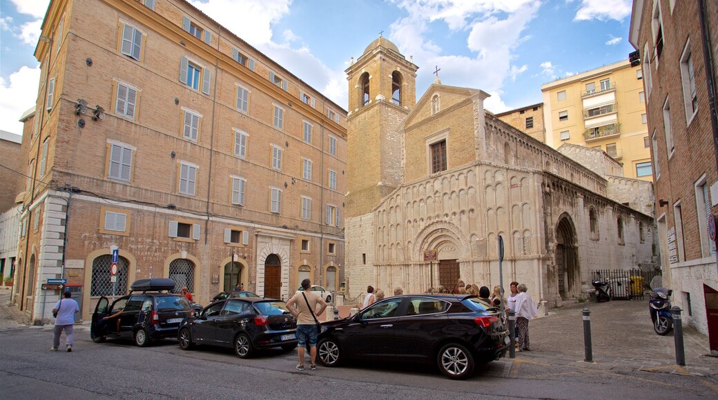 サンタ マリア デッラ ピアッツァ教会 フィーチャー 教会あるいは大聖堂 と 遺跡・遺産