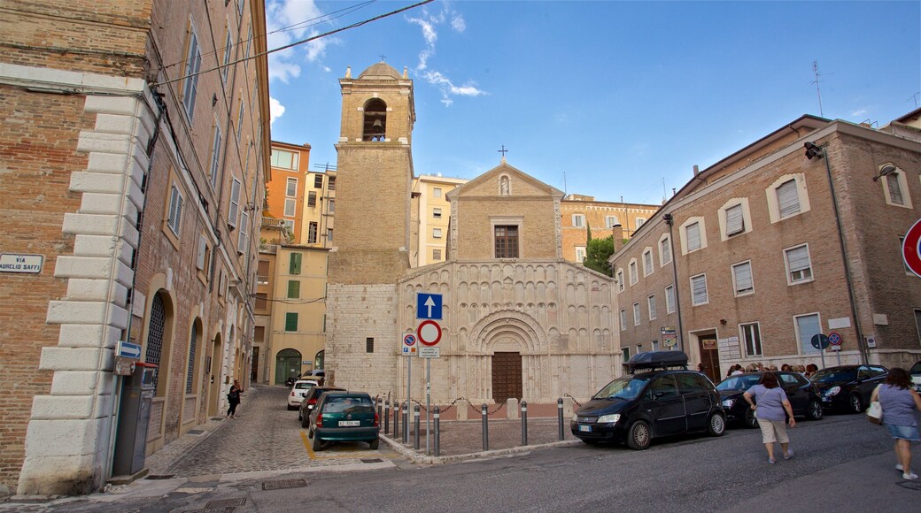 サンタ マリア デッラ ピアッツァ教会 フィーチャー 教会あるいは大聖堂 と 遺跡・遺産