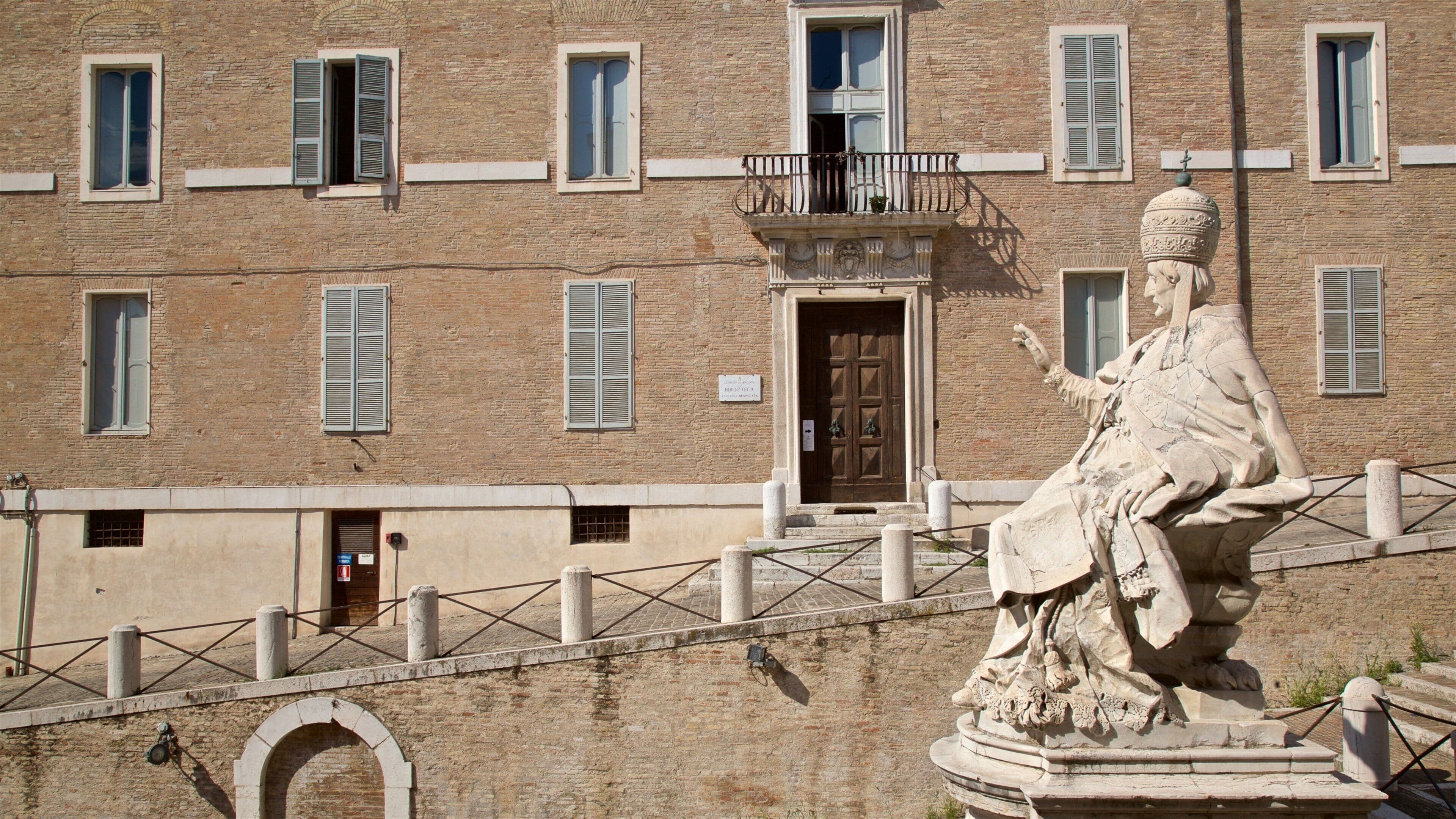 Piazza del Plebiscito som omfatter en statue eller en skulptur og religiøse aspekter