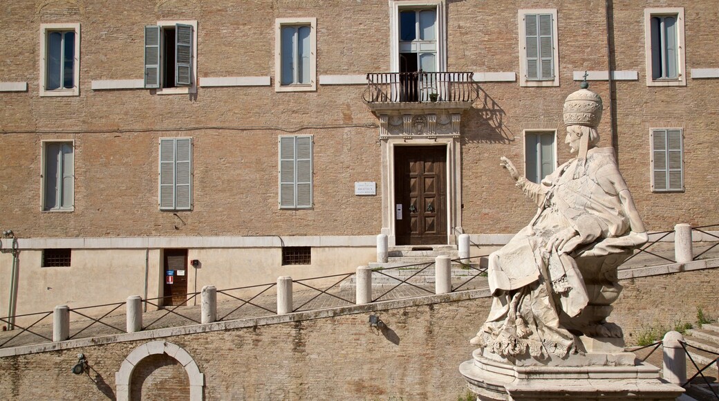 Piazza del Plebiscito som omfatter en statue eller en skulptur og religiøse aspekter