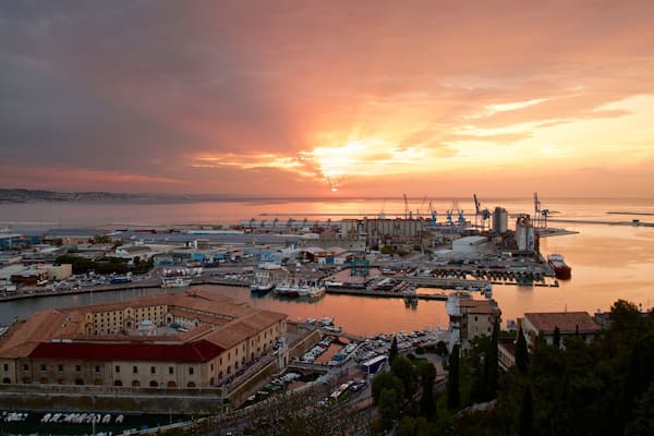 Mole Vanvitelliana das einen allgemeine KĂŒstenansicht, Sonnenuntergang und Landschaften