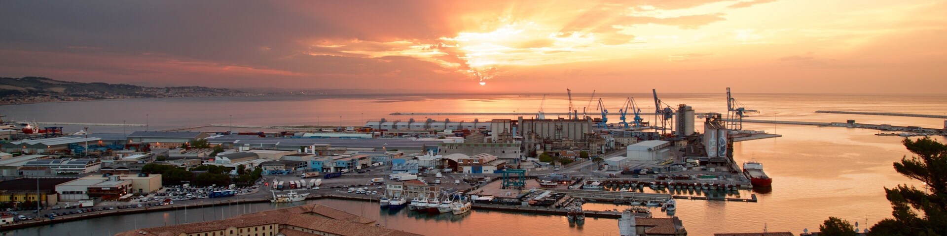 Mole Vanvitelliana das einen allgemeine Küstenansicht, Sonnenuntergang und Landschaften