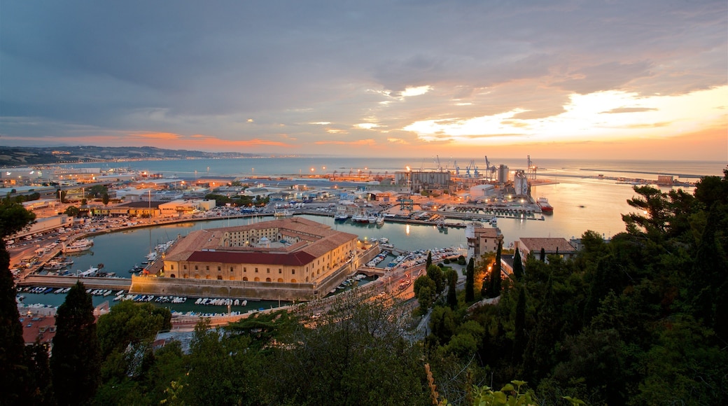 Mole Vanvitelliana som omfatter en solnedgang, en marina og udsigt over kystområde