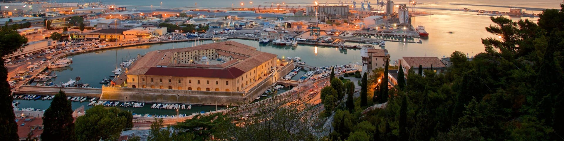 Mole Vanvitelliana qui includes vues littorales, marina et coucher de soleil