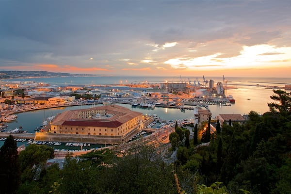 Mole Vanvitelliana welches beinhaltet Landschaften, allgemeine KĂŒstenansicht und Sonnenuntergang