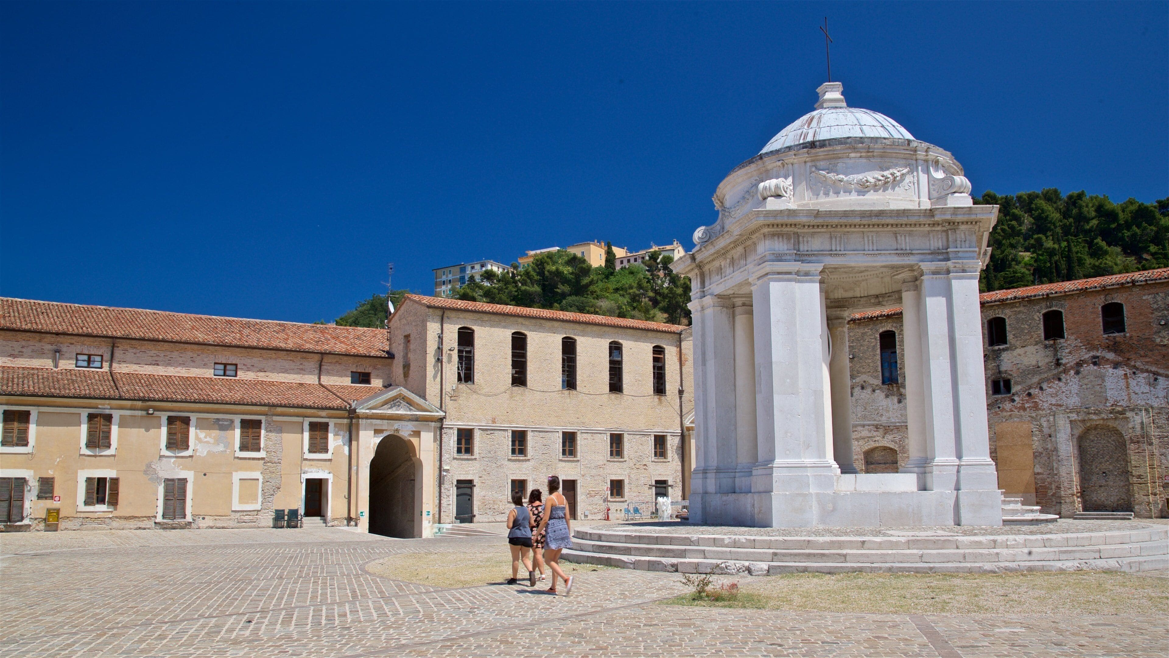 Mole Vanvitelliana showing street scenes, a square or plaza and heritage elements