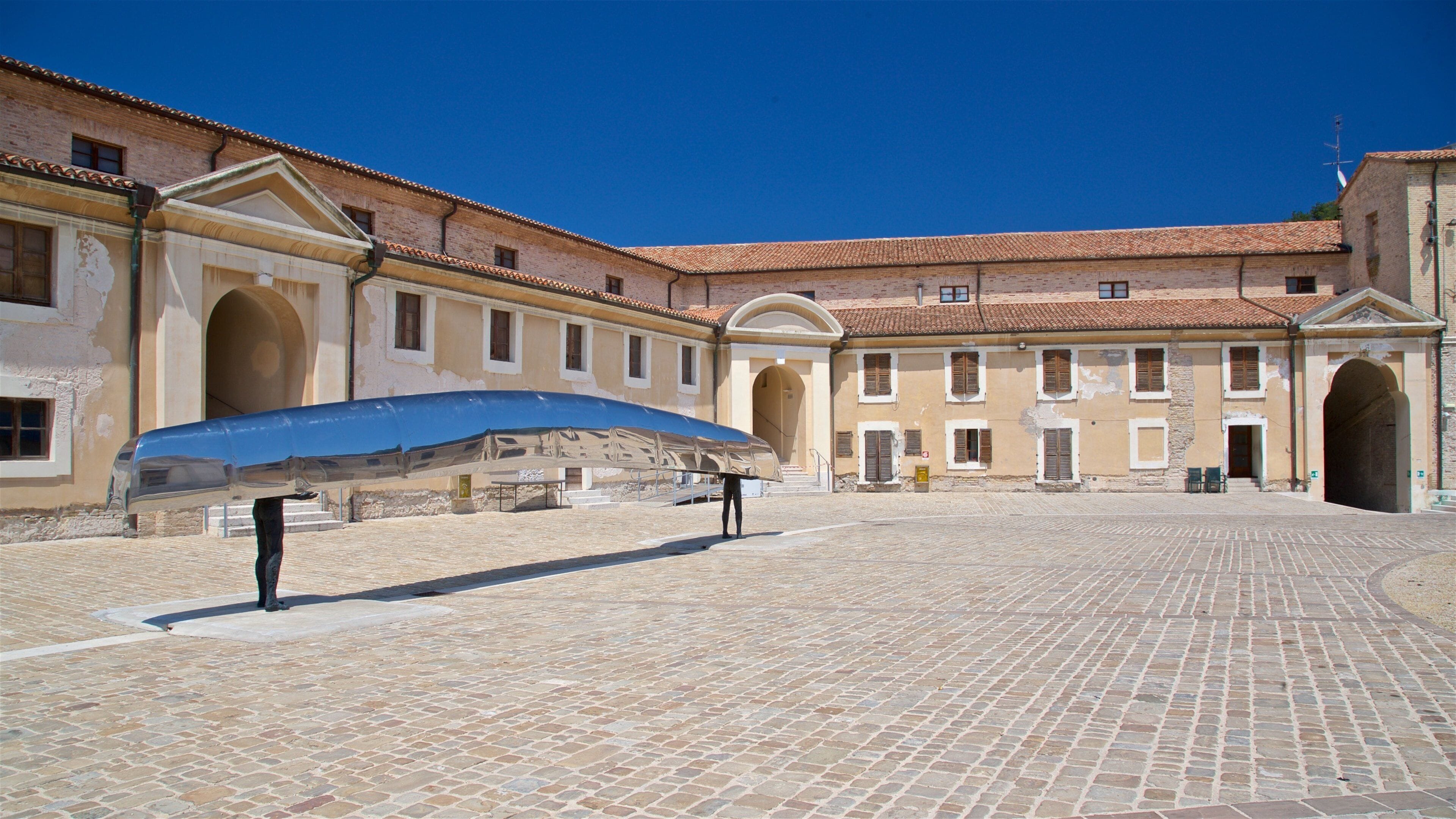 Mole Vanvitelliana mettant en vedette square ou place et art en plein air