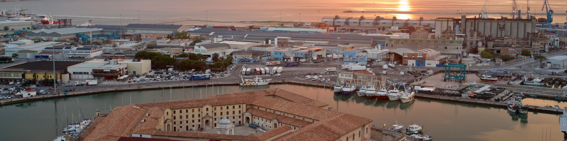 Mole Vanvitelliana das einen Sonnenuntergang, Bucht oder Hafen und allgemeine Küstenansicht