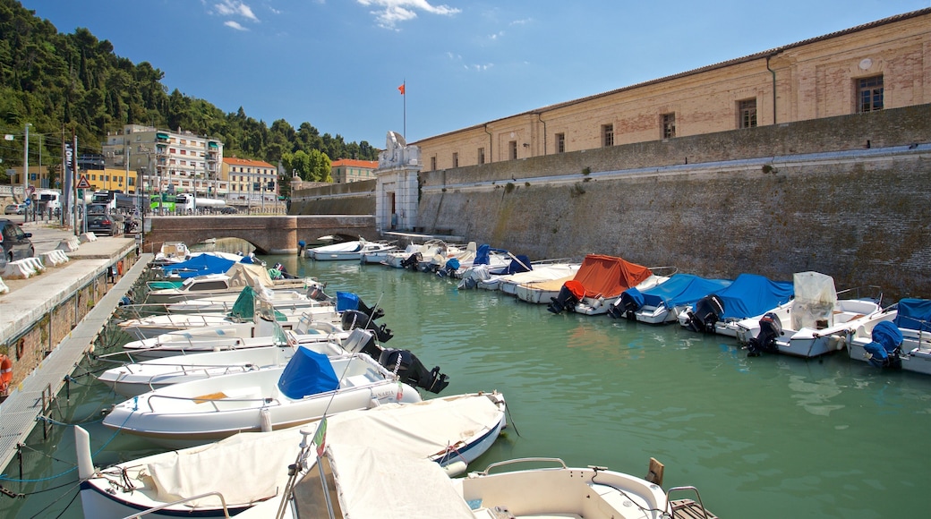 Mole Vanvitelliana som omfatter en bugt eller havn