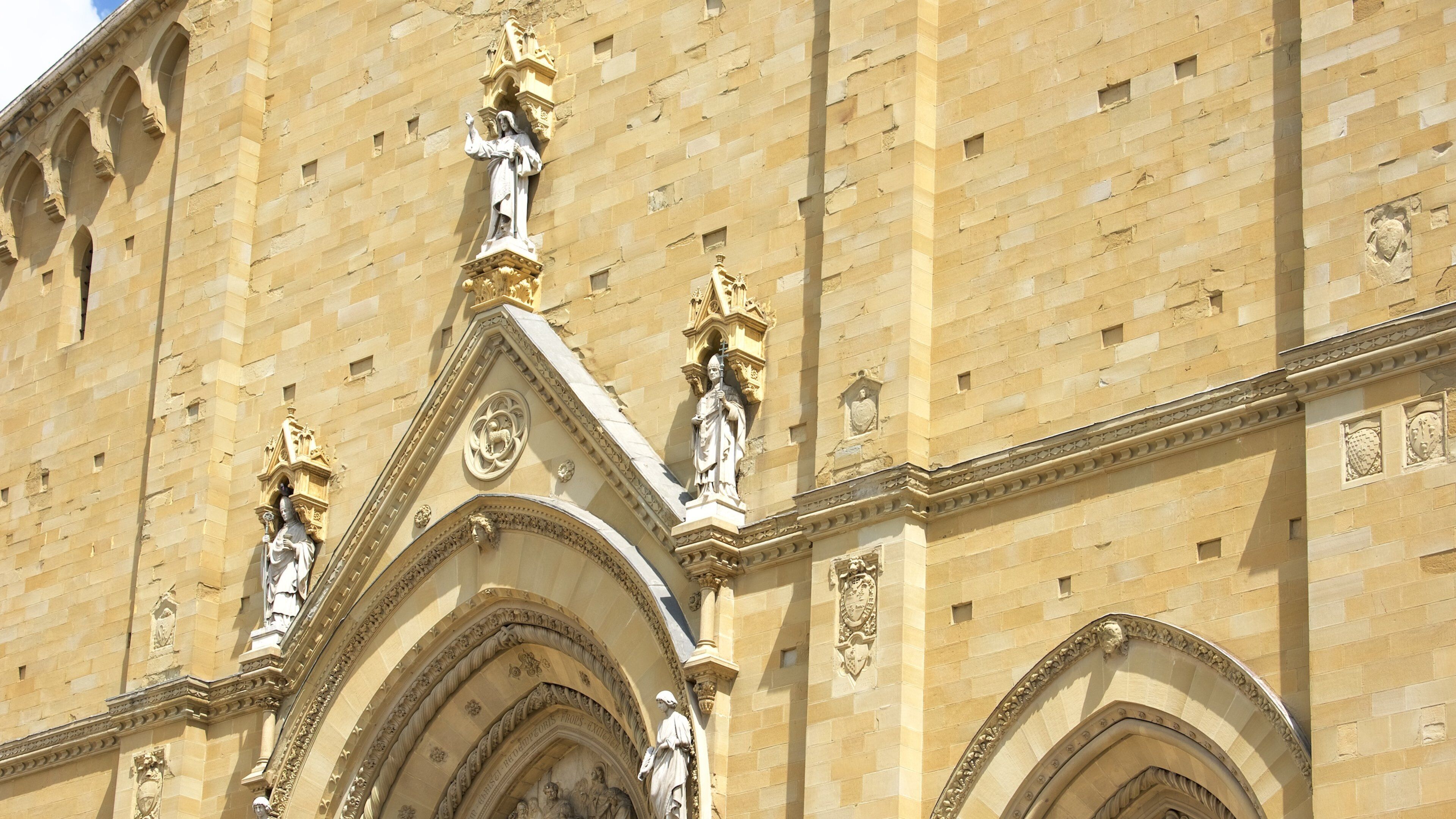Catedral de Arezzo que inclui aspectos religiosos, arquitetura de patrimônio e uma igreja ou catedral