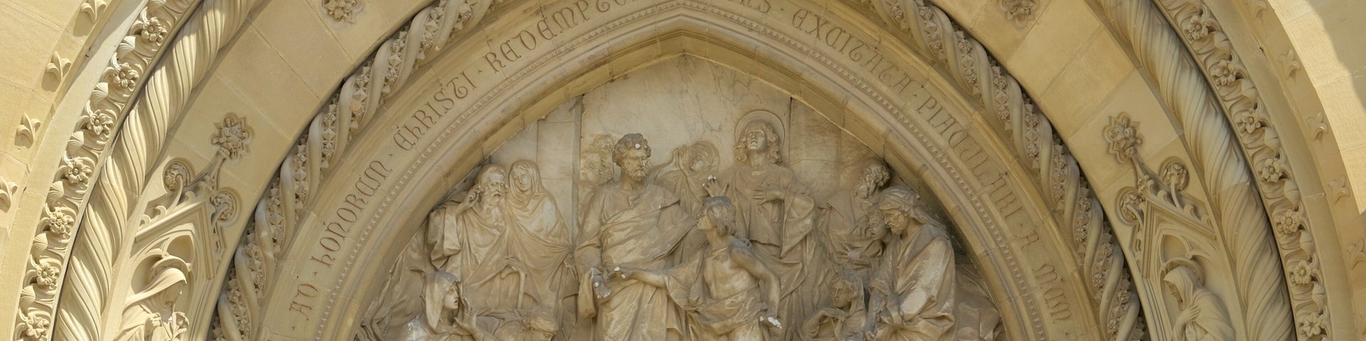 Catedral de Arezzo ofreciendo elementos religiosos, arquitectura patrimonial y una iglesia o catedral