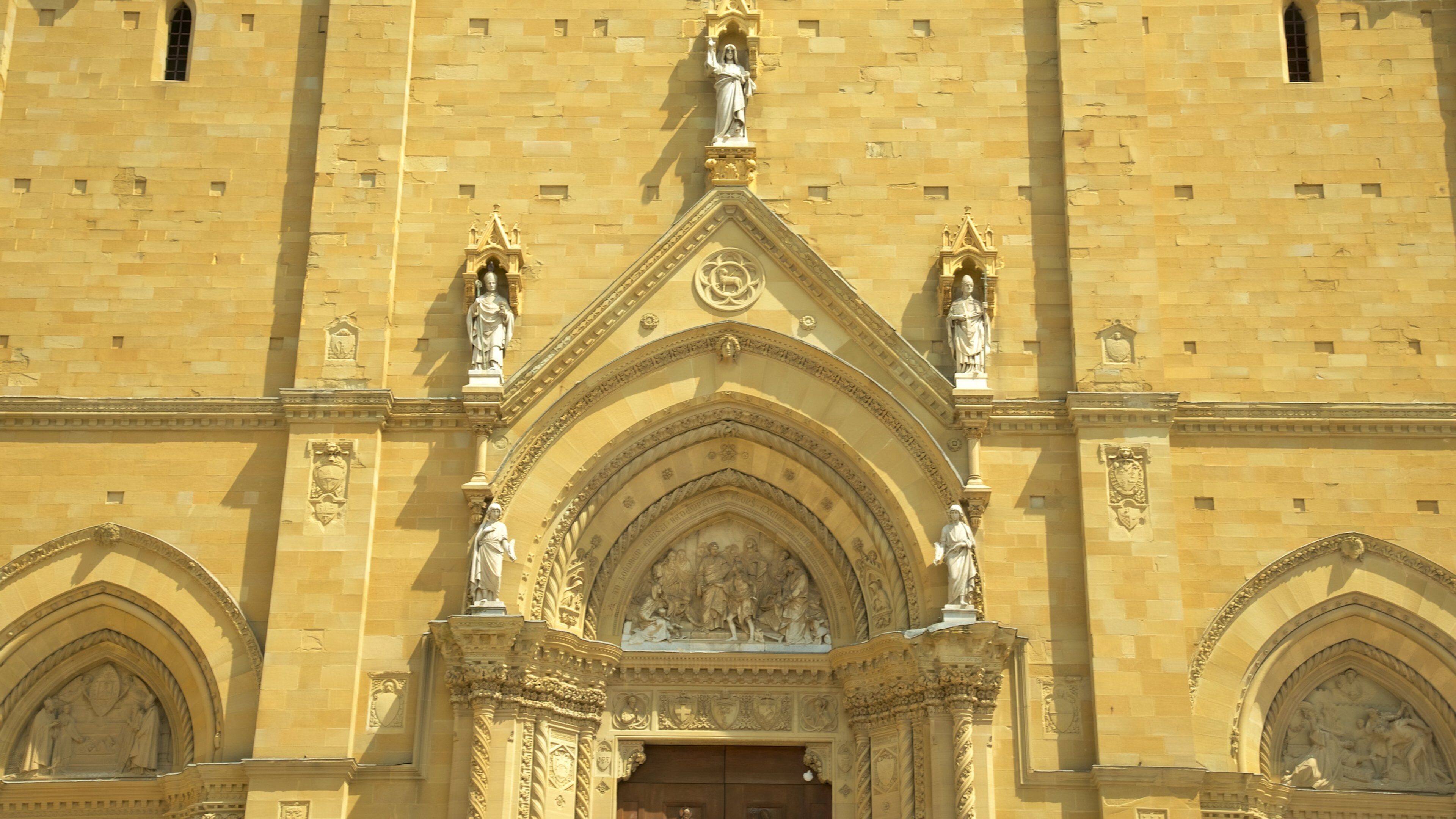 Cathedral of Arezzo bevat een kerk of kathedraal en religieuze elementen