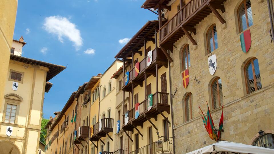 Piazza Grande featuring heritage architecture