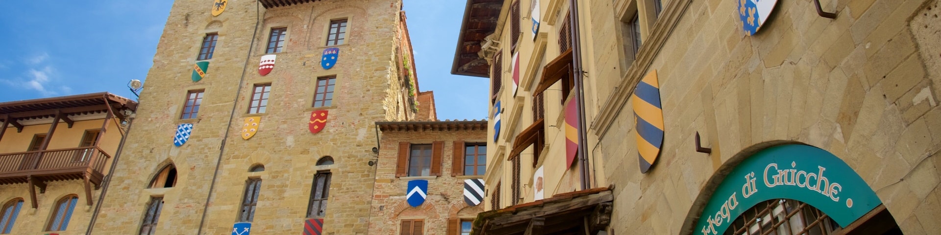 Piazza Grande que incluye señalización y arquitectura patrimonial