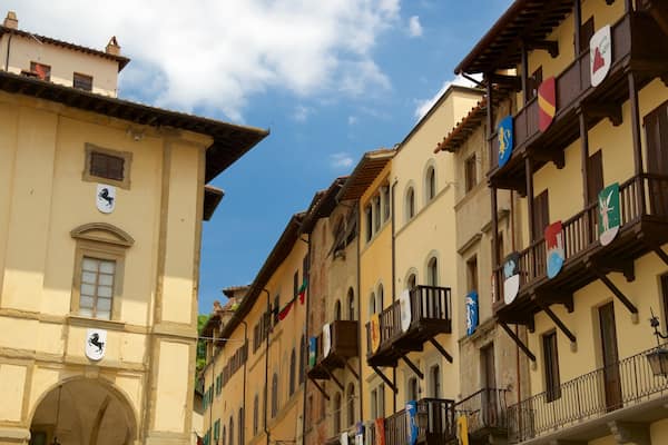Piazza Grande ofreciendo una pequeña ciudad o pueblo