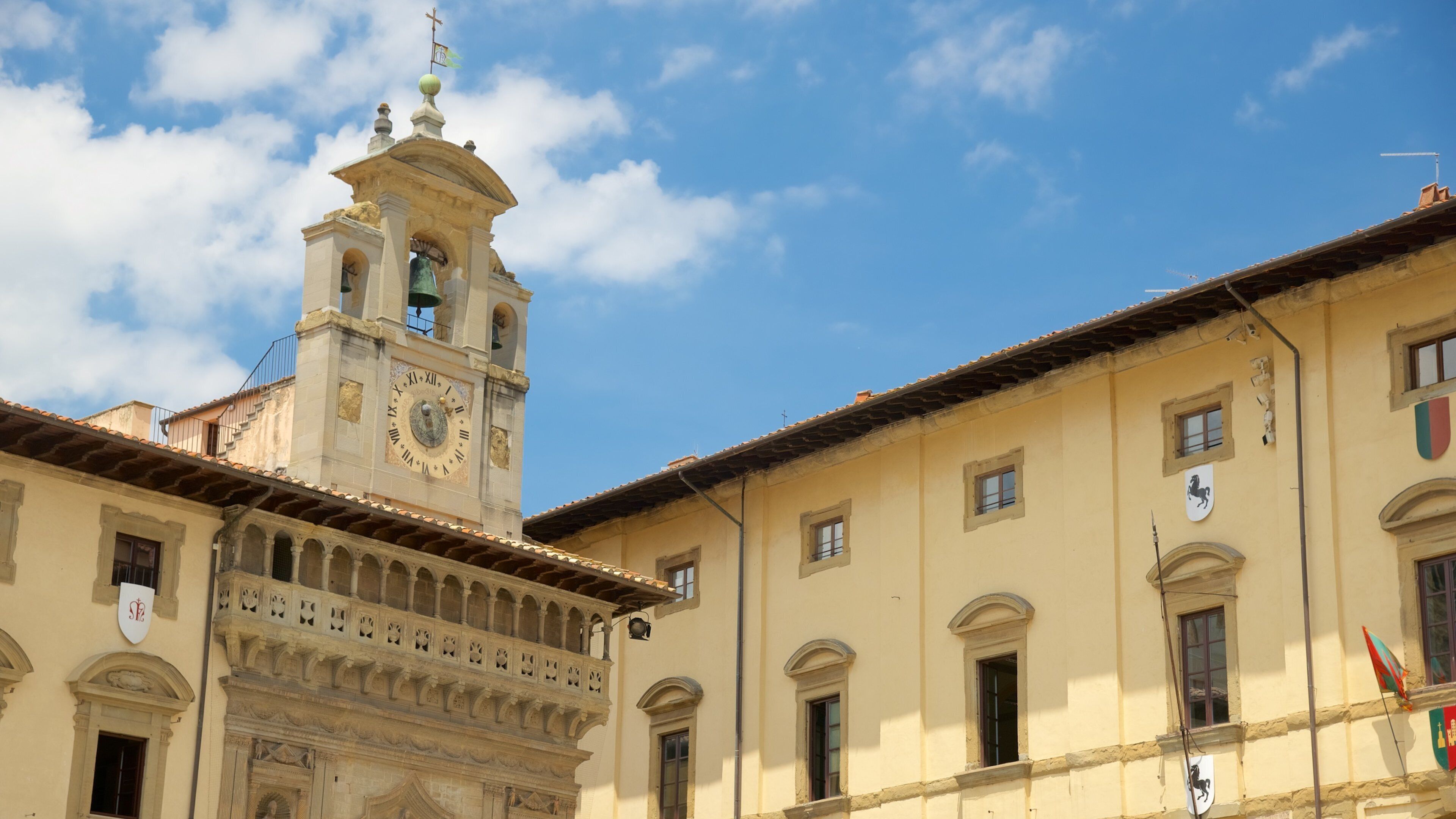 Piazza Grande showing heritage architecture