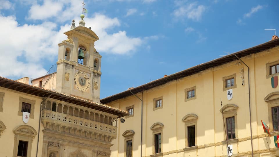 Piazza Grande showing heritage architecture